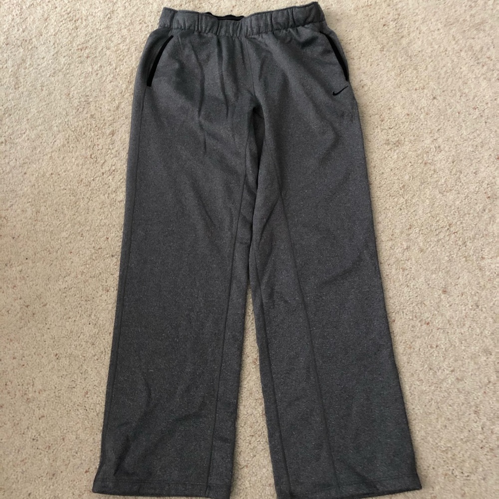 Women’s Nike grey therma fit pants
